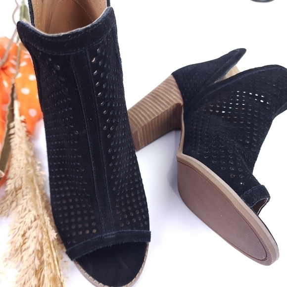 Lucky Brand Black Lazer Cut Ankle Boots Sz 8m - Picture 3 of 11